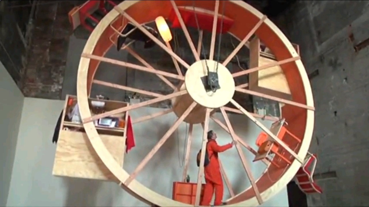 Alex Schweder et Ward Shelley décident de vivre pendant 10 jours dans une roue géante de hamster