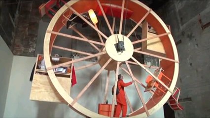 Alex Schweder et Ward Shelley décident de vivre pendant 10 jours dans une roue géante de hamster
