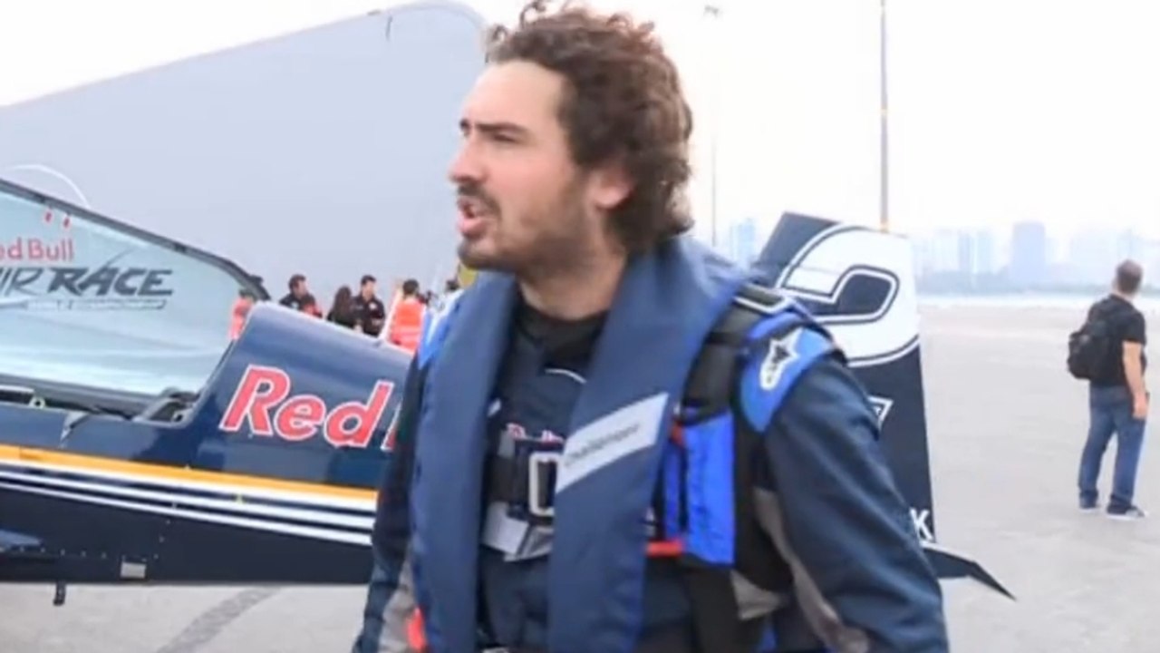 Le Petit Journal : Maxime Musqua avoue avoir vomi après avoir fait des loopings en avion