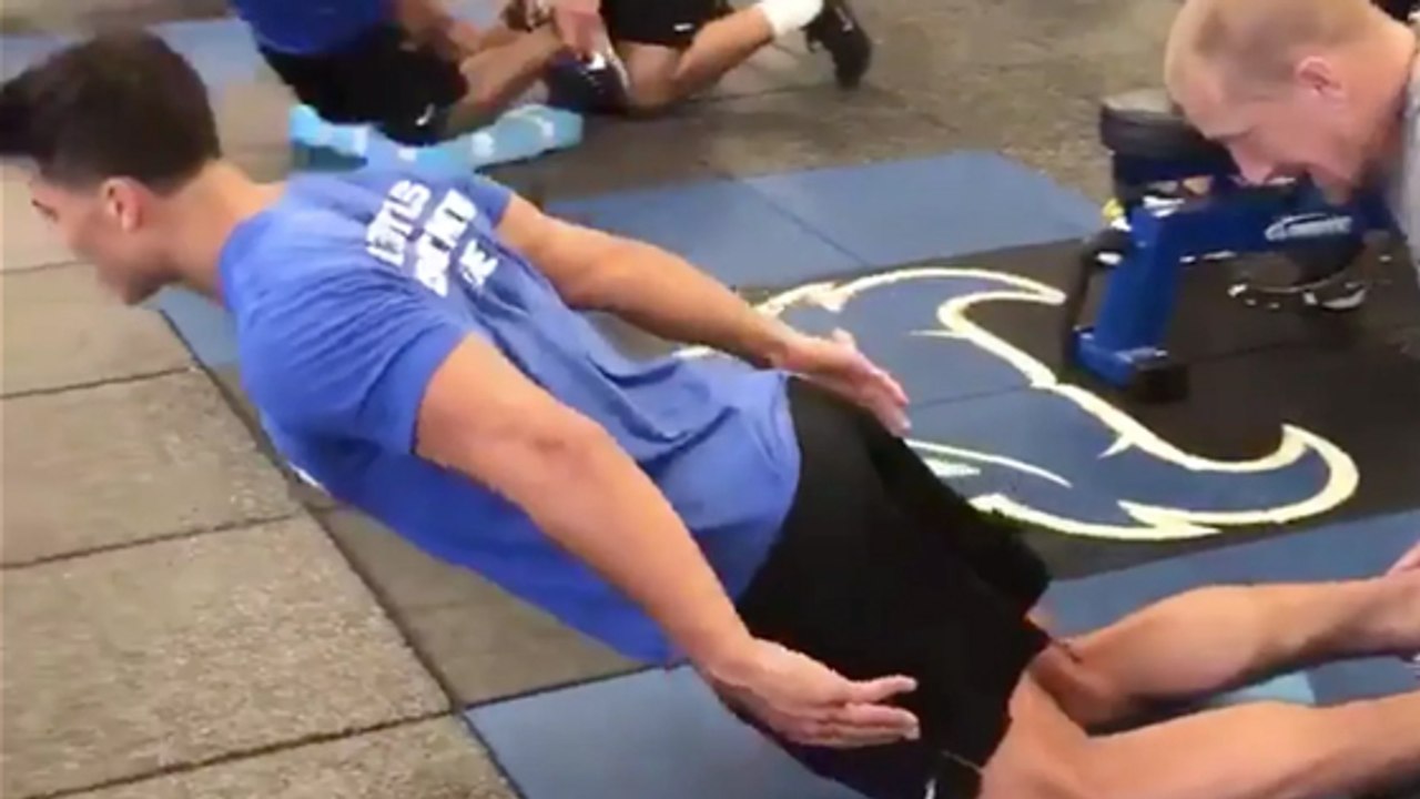 Jovany Ruiz défie les lois de la physique avec un exercice d'abdominaux