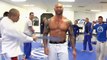 La star de la WWE Batista reçoit sa ceinture violette de jiu-jitsu lors d'une cérémonie qui fait mal