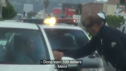 Ce policier distribue de l'argent aux bons conducteurs !