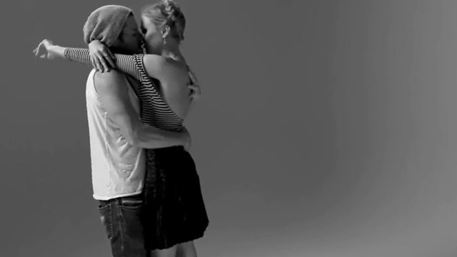 20 inconnus s'embrassent pour la première fois. Découvrez leurs réactions !