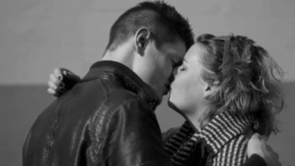Ils recréent la vidéo buzz ''First Kiss'' avec de vrais inconnus !