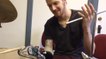Amputé d'un bras, le batteur Jason Barnes joue de la batterie avec une prothèse robotisée