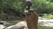 Ces sculptures de pierres tiennent en équilibre toutes seules !