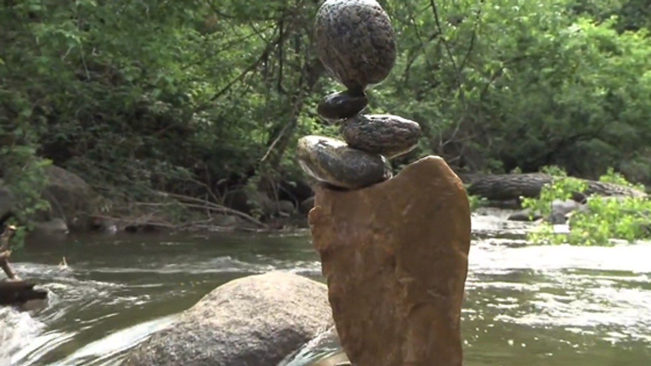 Ces sculptures de pierres tiennent en équilibre toutes seules !