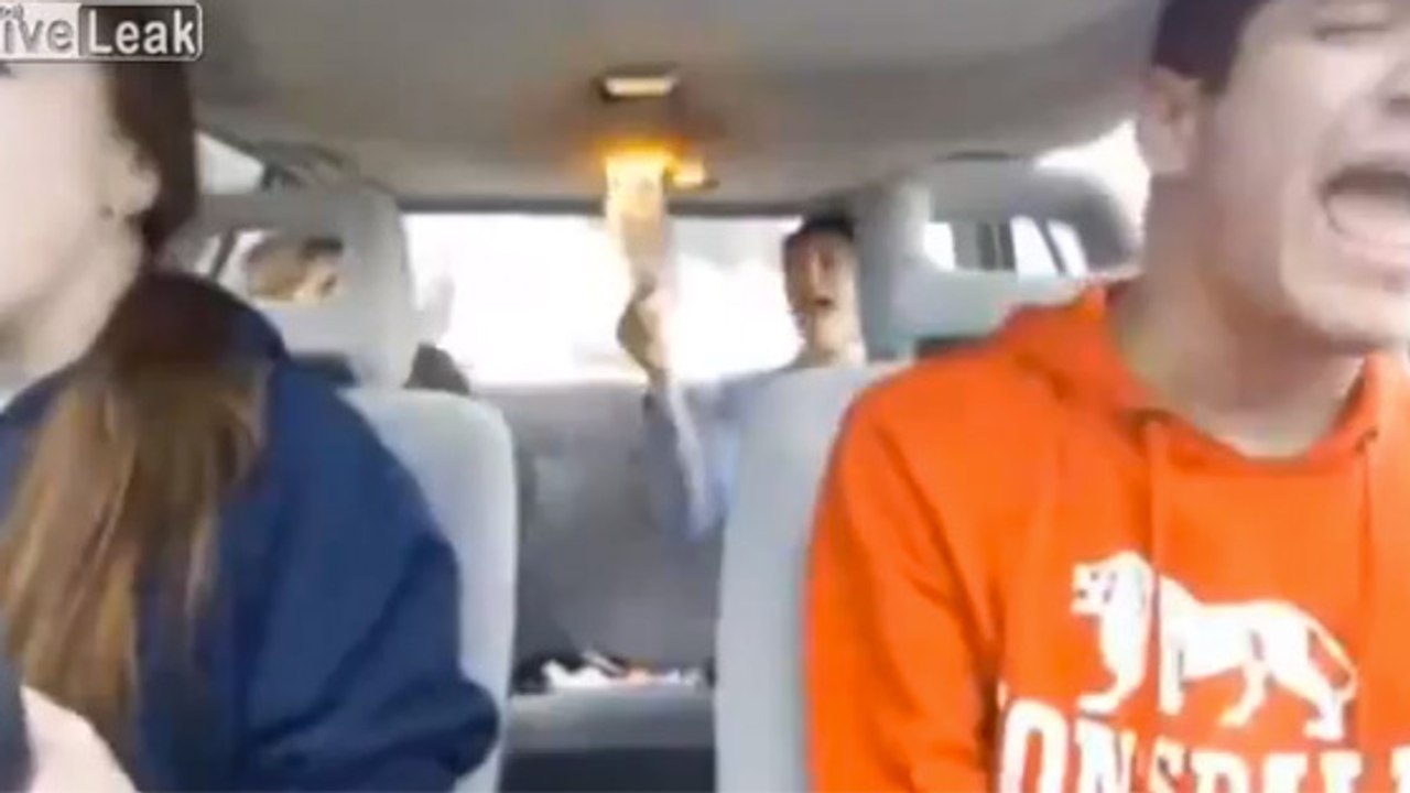 Ils mettent le feu à une voiture en chantant "Set Fire To The Rain" d’Adele