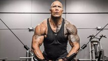 Comment Dwayne Johnson, alias The Rock, s'entraîne les pectoraux quand il est en déplacement