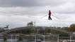 Funambule, Denis Josselin traverse la Seine sur un fil à 25 mètres de hauteur