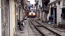 Ce train vietnamien passe très près des maisons !