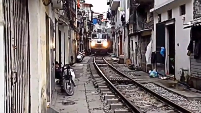 Ce train vietnamien passe très près des maisons !