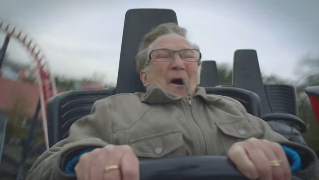 Cette grand-mère monte sur les montagnes russes pour la première fois. Découvrez sa réaction !