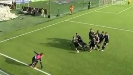 Ce footballeur célèbre son but avec un strike sur ses coéquipiers