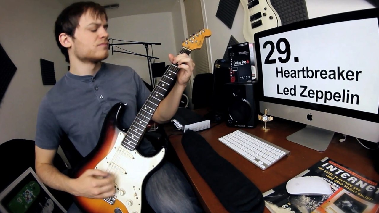 Rob Scallon joue 30 chansons différentes à la guitare en moins d'une minute