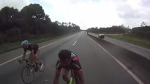 Ces deux cyclistes roulent à 124 km/h sur l'autoroute !