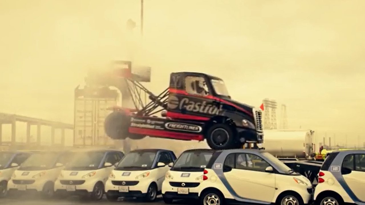 Au volant d'un camion, il fait des dérapages et des cascades incroyables