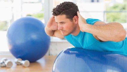 Trois exercices pour les abdominaux à faire avec un Swissball