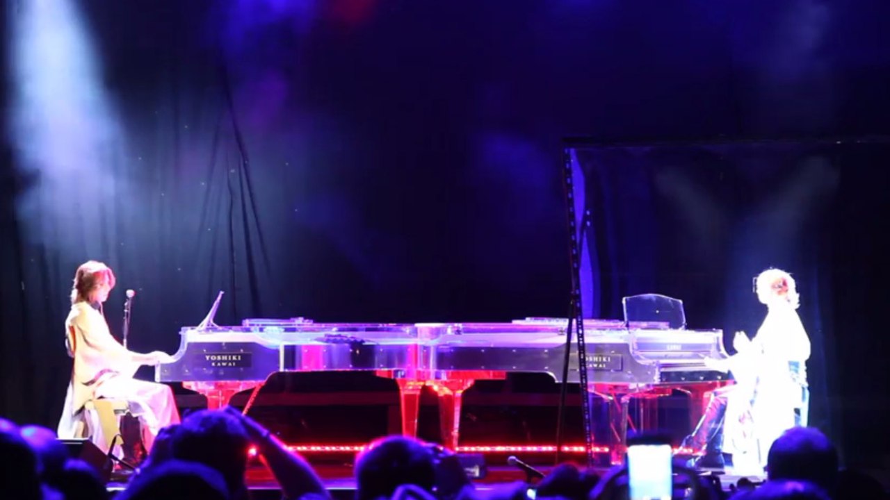Regardez le duo incroyable du pianiste Yoshiki Hayashi avec son hologramme