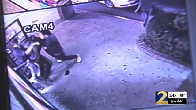 Un jeune pratiquant de MMA arrête un voleur de façon héroïque dans l'épicerie de son père