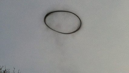 OVNI : Une étudiante britannique filme un étrange cercle noir dans le ciel