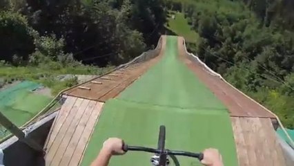 Il réalise un saut à l'élastique… en vélo !