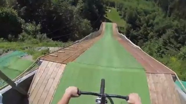 Il réalise un saut à l'élastique… en vélo !