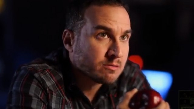 Les pommes servies par ce barman sont magiques !