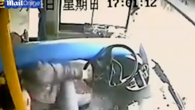 Accident : Ce chauffeur de bus a frôlé la mort en roulant juste derrière un camion