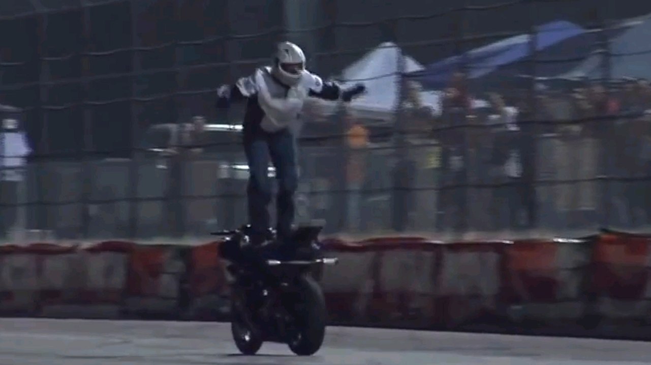 Stunt : ce motard réalise des figures incroyables
