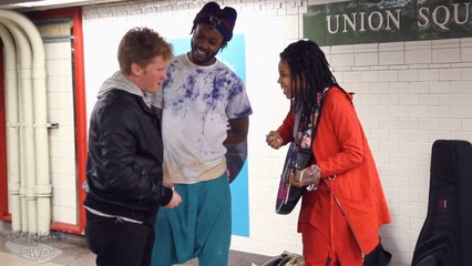 Il transforme des billets de Monopoly en vrais dollars pour aider des artistes de rue