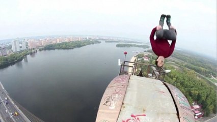 James Kingston fait un incroyable backflip au sommet du Pont de Moscou en Ukraine