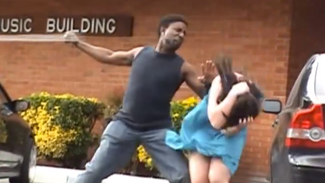 Alors qu'elle allait se faire frapper par son copain, cette femme est sauvée au dernier moment