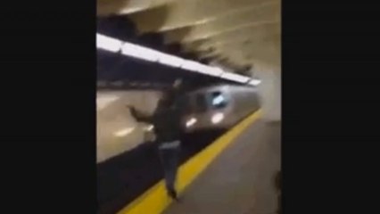New York : Un homme passe sous un métro et survit miraculeusement