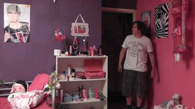 Pour se venger, il transforme la chambre de son frère en chambre de fille