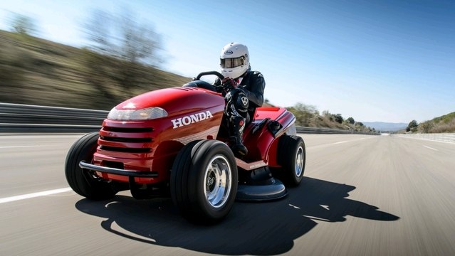 Cette tondeuse à gazon est la plus rapide du monde !