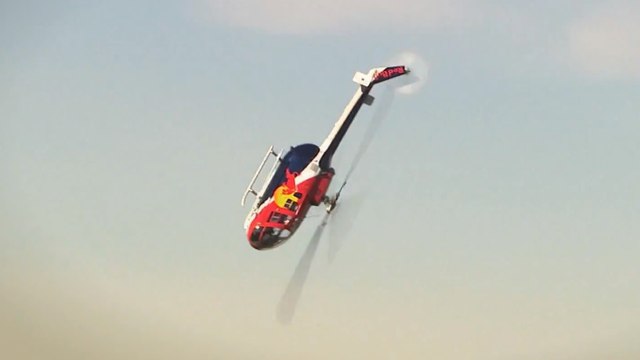 Ce pilote peut faire des figures incroyables avec son hélicoptère