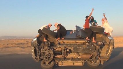 Ils changent les roues d'une voiture en marche