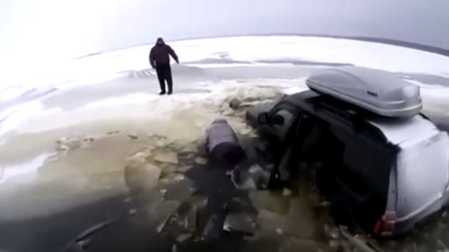 En voulant traverser un lac gelé, il fait plonger son 4x4 dans un trou