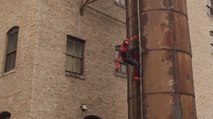 Le cascadeur Ronnie Shalvis imite Spider-Man dans un parkour incroyable