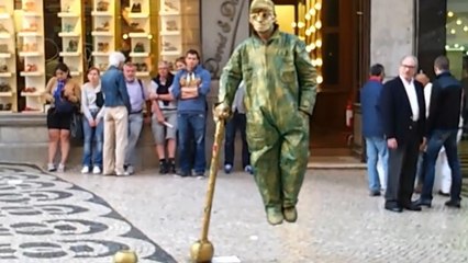 Portugal : cet artiste de rue est en pleine lévitation !
