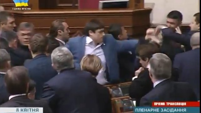 Crise en Ukraine : Les députés en viennent aux mains en plein Parlement !