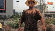Le Chinois She Ping entièrement recouvert par 468 000 abeilles !