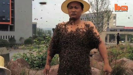 Le Chinois She Ping entièrement recouvert par 468 000 abeilles !