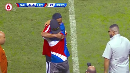 Le jour où Ronaldinho a rattrapé un striker pour lui faire un câlin