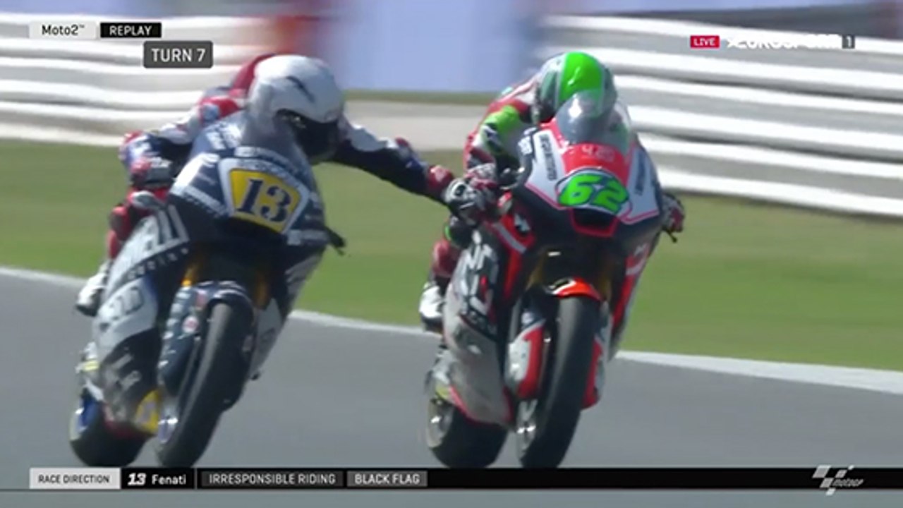 Romano Fenati tente d'appuyer sur les freins d'un adversaire en Moto 2