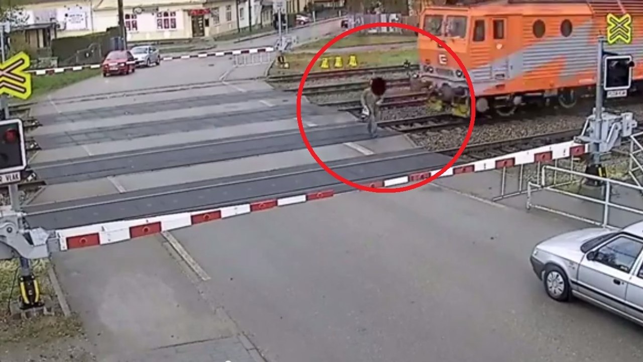 Accident de train : Il traverse la voie et manque d'être fauché par un train