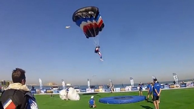 Parachutisme : Thomas Jeannerot bat le record du monde de précision d'atterrissage à Dubaï