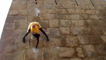 Découvrez Jyoti Raju, l'incroyable Indien qui grimpe aux murs comme les singes
