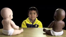 Ces enfants donnent leurs impressions sur deux poupées de couleurs différentes